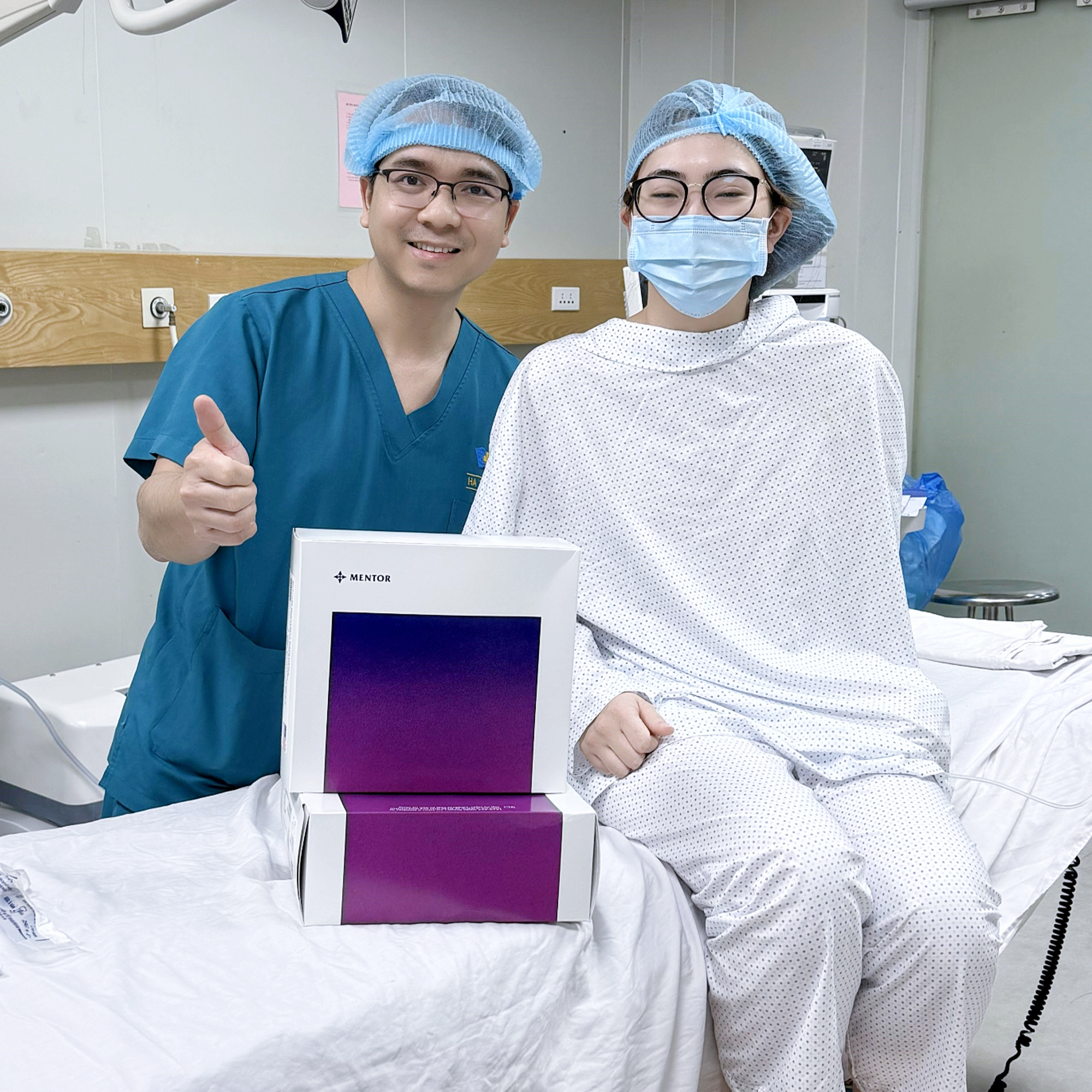 Thạc sĩ Bác sĩ Trần Quang Hòa trực tiếp kiểm tra và hướng dẫn khách hàng trước giờ phẫu thuật